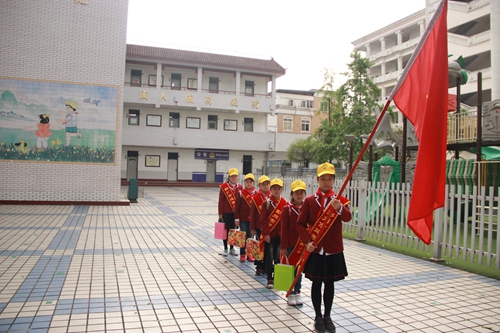 彭州市延秀小学开展"留爱同行"关爱留守儿童活动